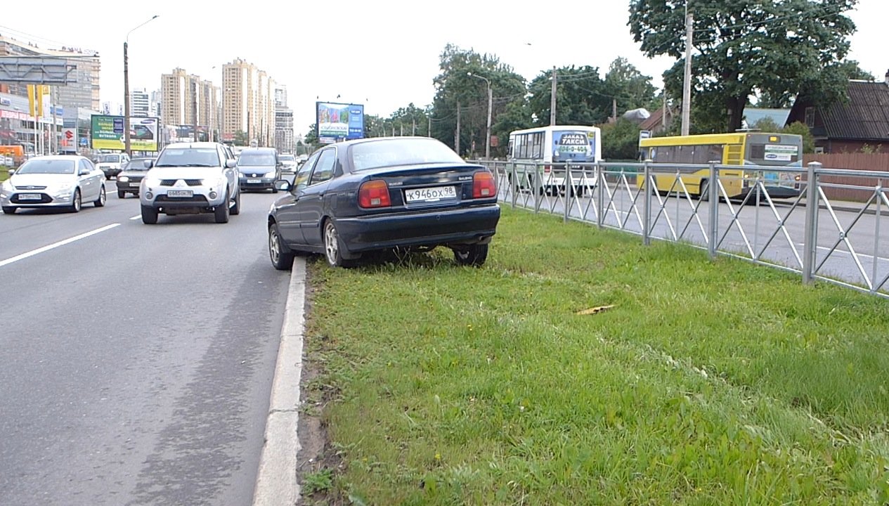 Легковой Suzuki Baleno по непонятной причине вылетел на разделительный газон Выборгского шоссе Наезд на препятствие - разделительный газон на Выборгском шоссе
