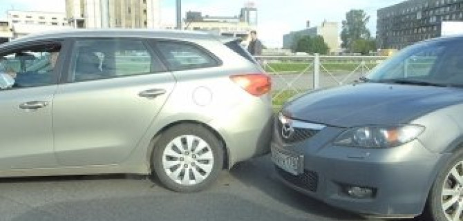 Утреннее ДТП на Кантемировской площади - столкновение двух иномарок 