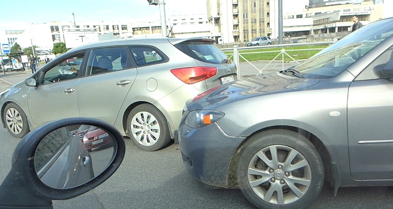 Утреннее ДТП на Кантемировской площади - столкновение двух иномарок ДТП на Кантемировской площади