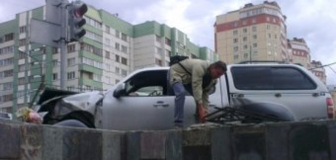 На улице Савушкина пикап Mazda врезался в ограждение подземного пешеходного перехода. 