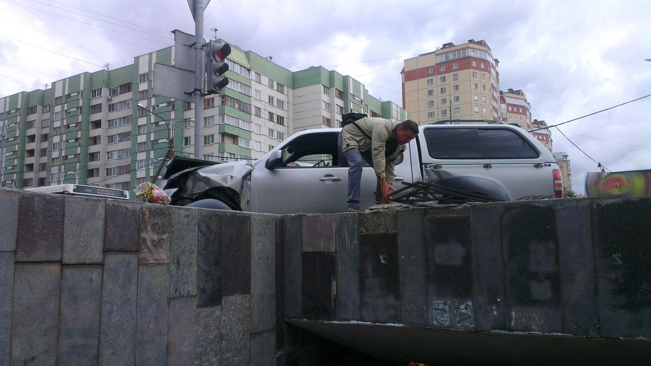На улице Савушкина пикап Mazda врезался в ограждение подземного пешеходного перехода. Наезд на остановку на улице Савушкина