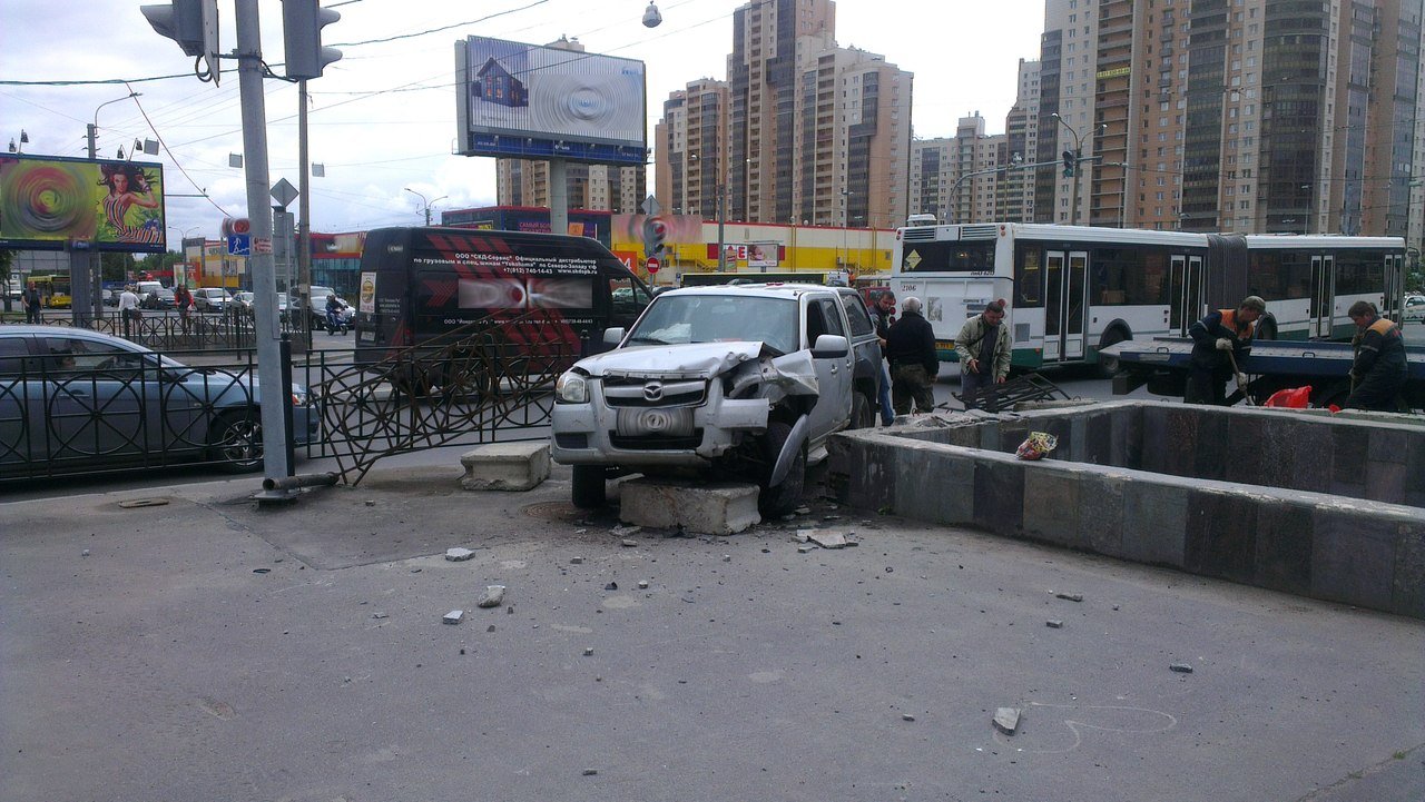 На улице Савушкина пикап Mazda врезался в ограждение подземного пешеходного перехода. Наезд на остановку на улице Савушкина