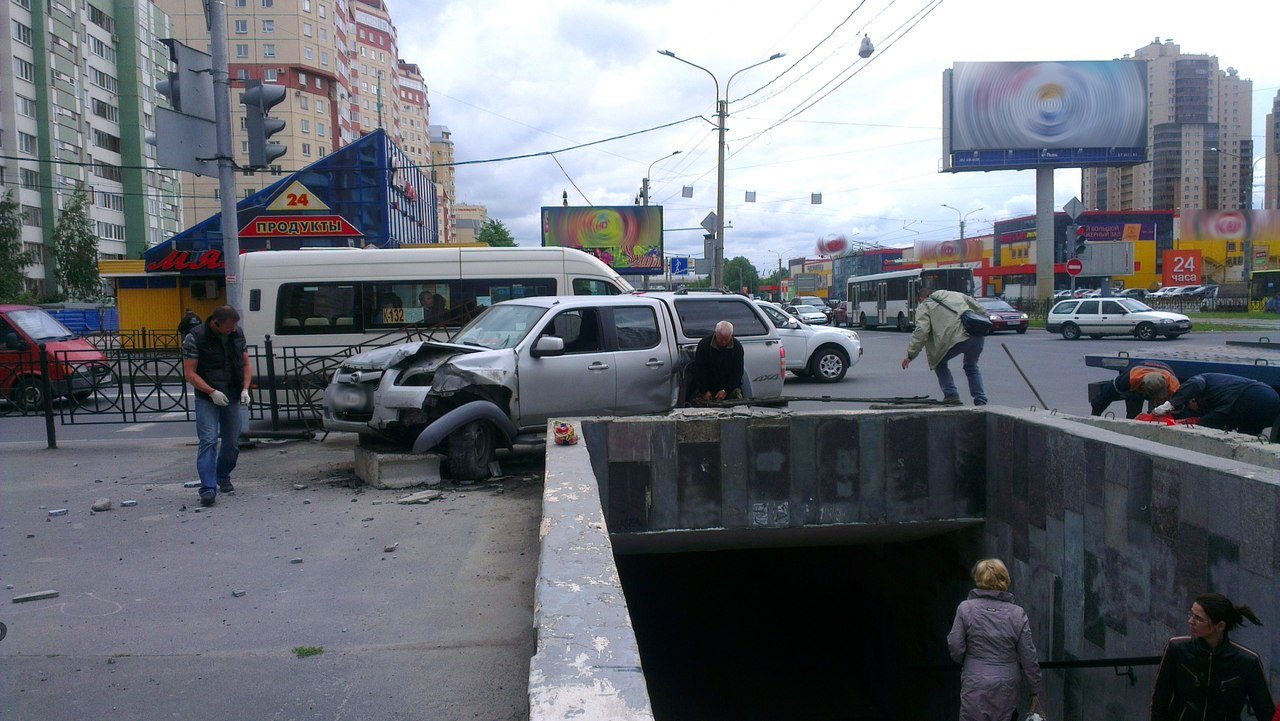 На улице Савушкина пикап Mazda врезался в ограждение подземного пешеходного перехода. Наезд на остановку на улице Савушкина