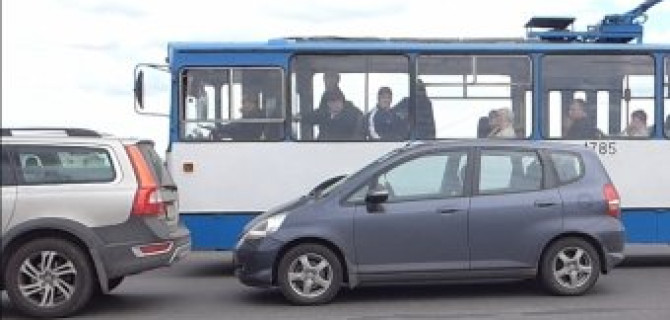 ДТП на Литейном мосту: микролитражка Хонда врезалась в Вольво 