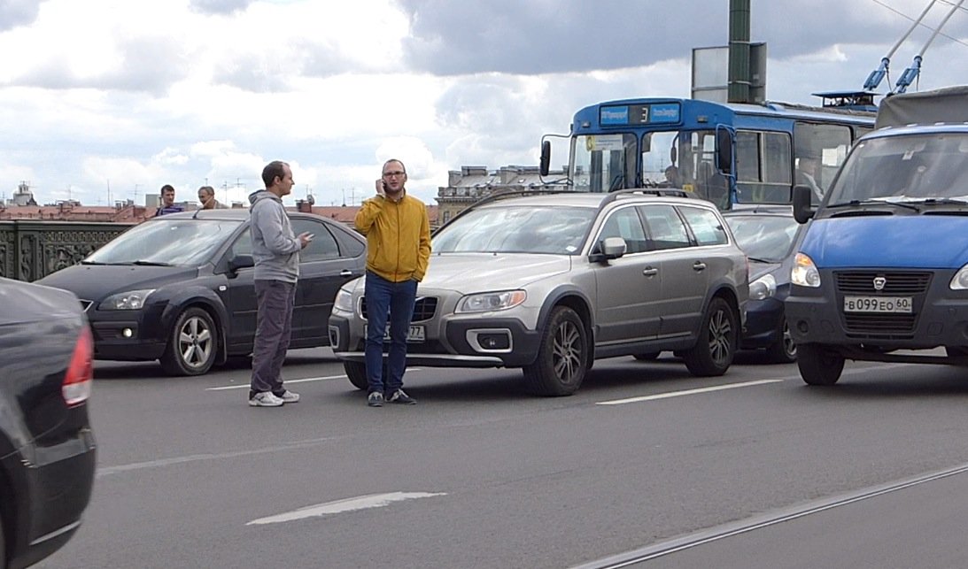 ДТП на Литейном мосту: микролитражка Хонда врезалась в Вольво ДТП на Литейном мостуосту