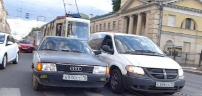 ДТП на улице Академика Лебедева на трамвайных путях - две иномарки навалились друг на друга