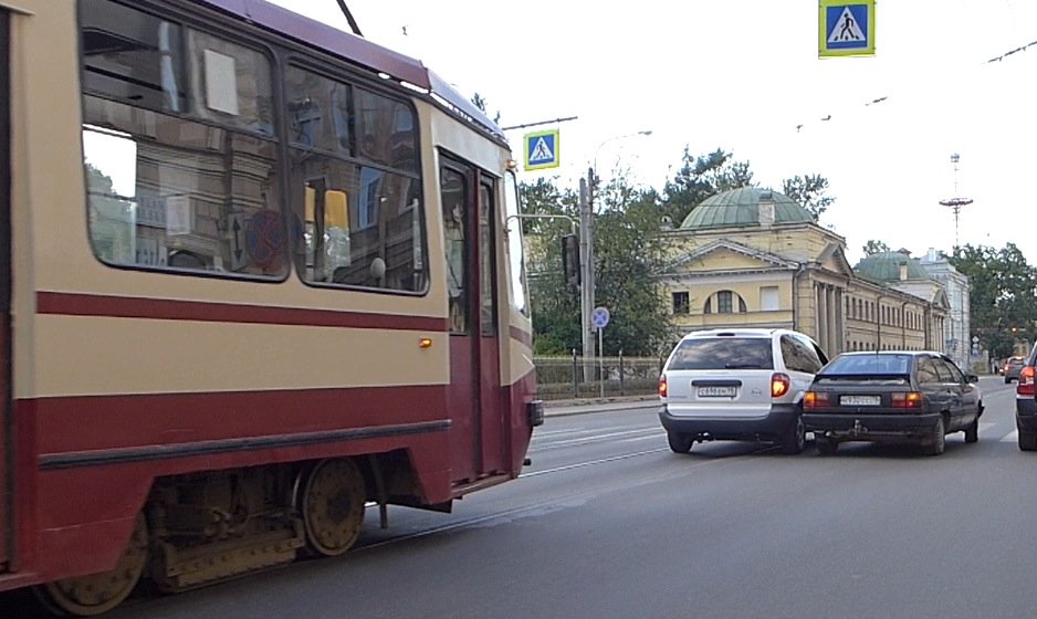 ДТП на улице Академика Лебедева на трамвайных путях - две иномарки навалились друг на друга ДТП на улице Академика Лебедева