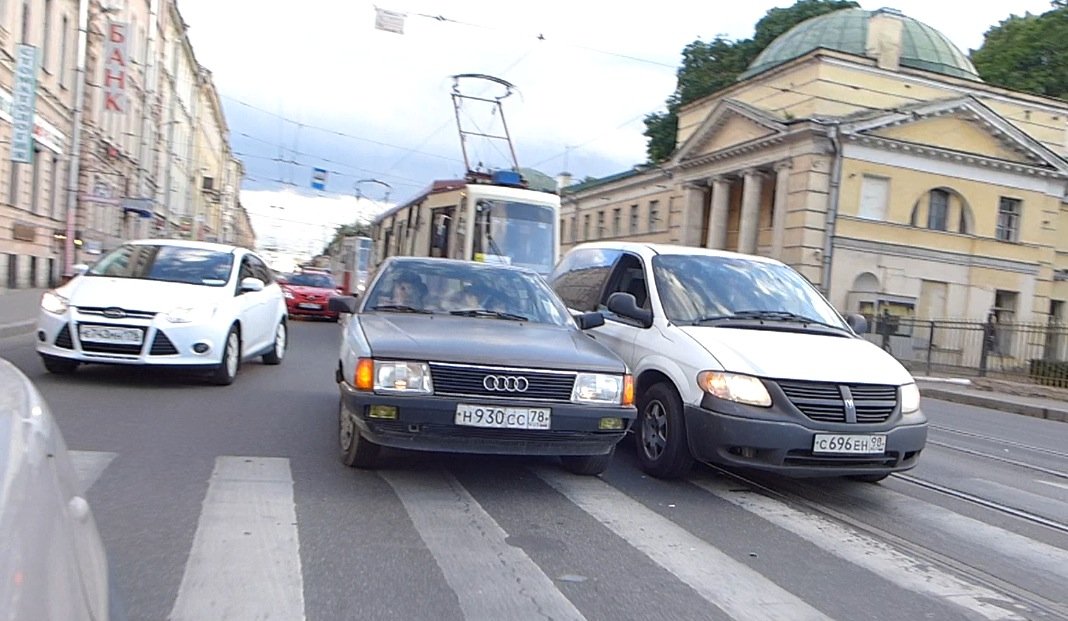 ДТП на улице Академика Лебедева на трамвайных путях - две иномарки навалились друг на друга ДТП на улице Академика Лебедева