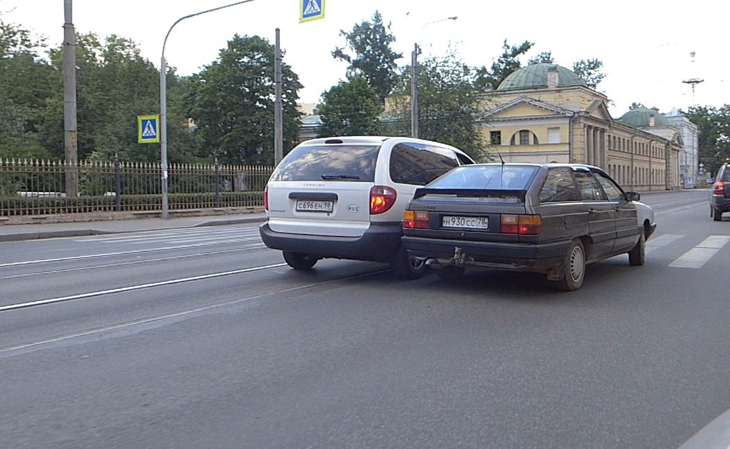 ДТП на улице Академика Лебедева на трамвайных путях - две иномарки навалились друг на друга ДТП на улице Академика Лебедева