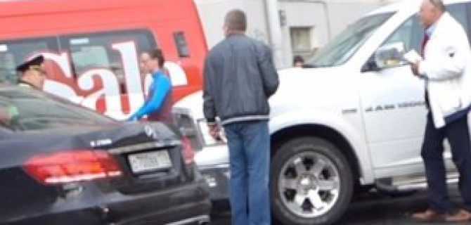 Огромный Dodge, поворачивая не из своего ряда, оторвал бампер маленькому Opel Astra