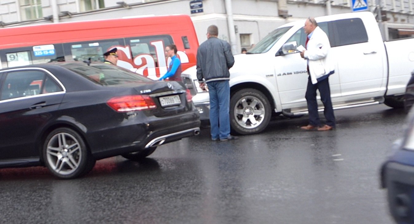 Огромный Dodge, поворачивая не из своего ряда, оторвал бампер маленькому Opel Astra ДТП на Адмиралтейском проспекте