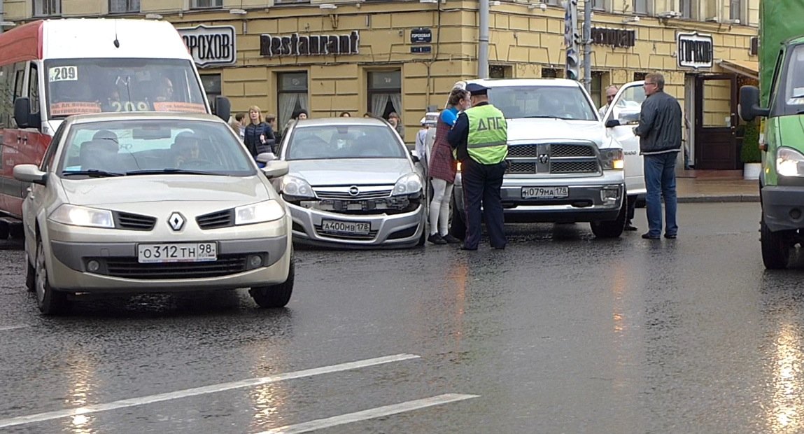 Огромный Dodge, поворачивая не из своего ряда, оторвал бампер маленькому Opel Astra ДТП на Адмиралтейском проспекте