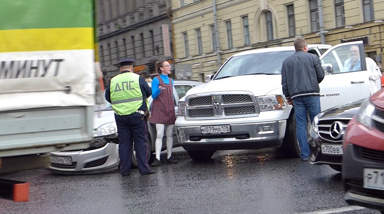 Огромный Dodge, поворачивая не из своего ряда, оторвал бампер маленькому Opel Astra ДТП на Адмиралтейском проспекте