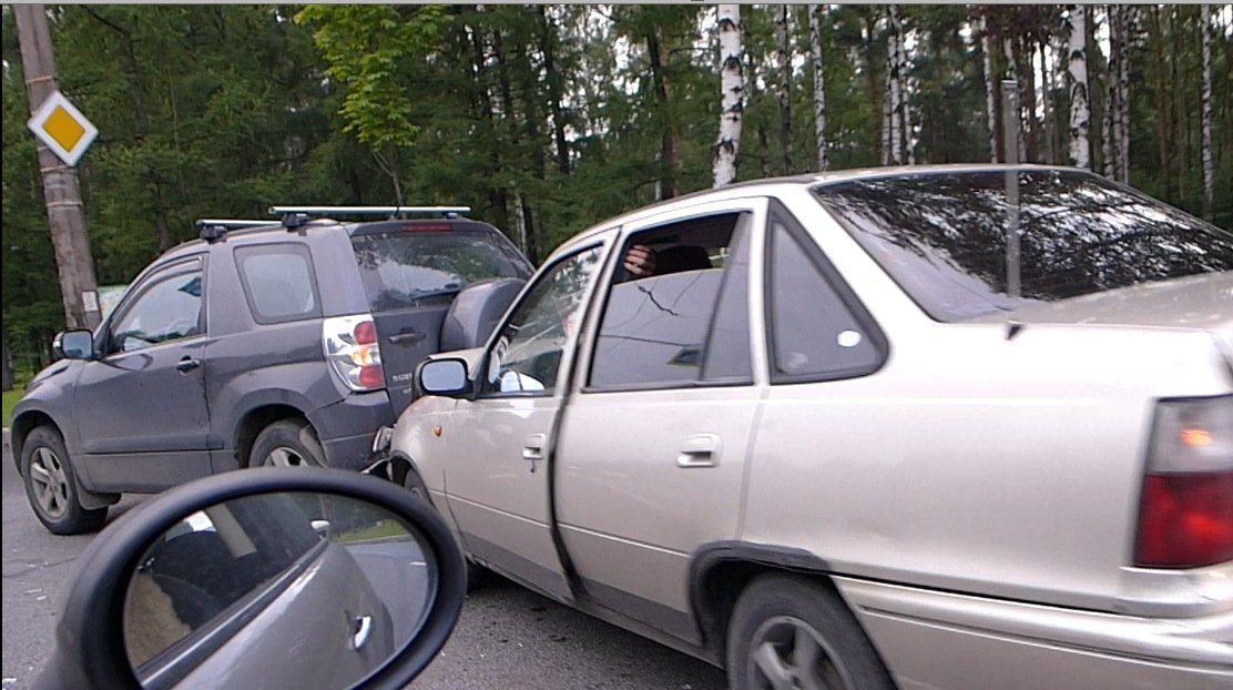 На Мориса Тореза Daewoo Nexia врезался в притормозивший у "зебры" кроссовер ДТП на Мориса Тореза