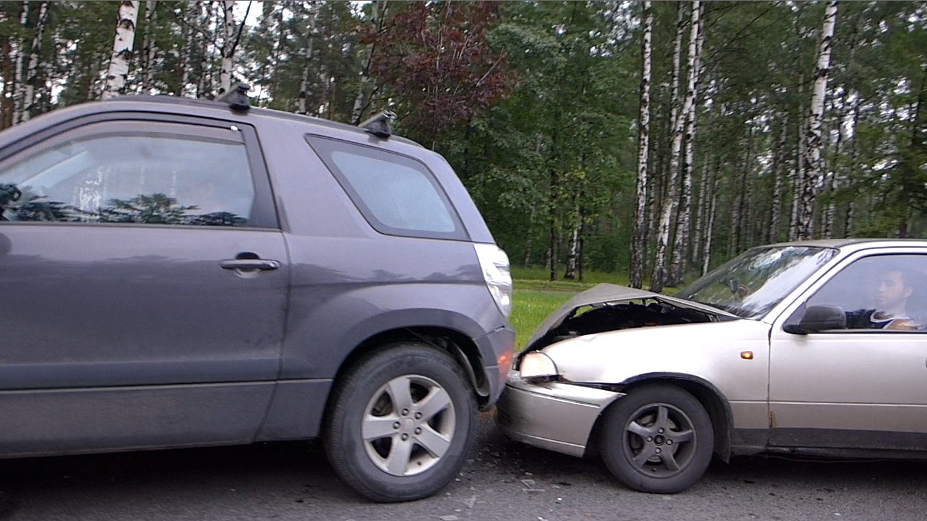 На Мориса Тореза Daewoo Nexia врезался в притормозивший у "зебры" кроссовер ДТП на Мориса Тореза