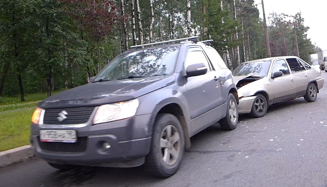 На Мориса Тореза Daewoo Nexia врезался в притормозивший у "зебры" кроссовер ДТП на Мориса Тореза