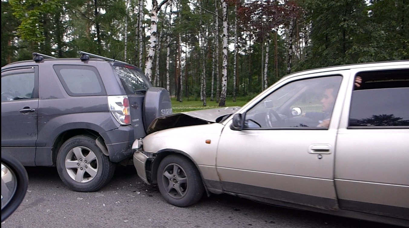 На Мориса Тореза Daewoo Nexia врезался в притормозивший у "зебры" кроссовер ДТП на Мориса Тореза