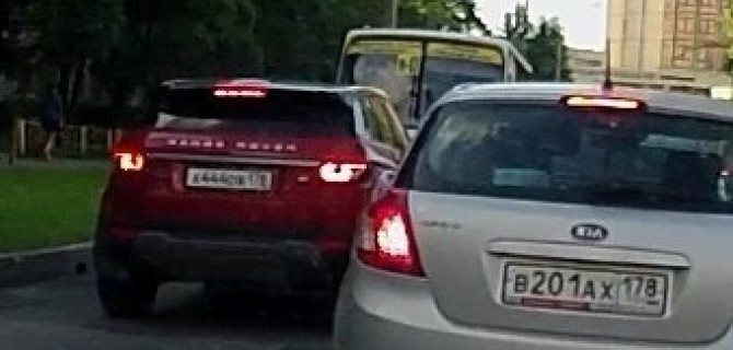 Утренняя "встречка" - Range Rover Evoque с номером 444 на Студенческой улице 