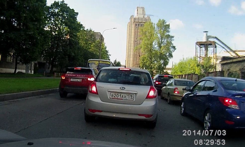 Утренняя "встречка" - Range Rover Evoque с номером 444 на Студенческой улице Езда по полосе встречного движения