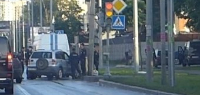 Задержание группой ОМОНА автомобиля Chevrolet Niva на Выборгском шоссе. 