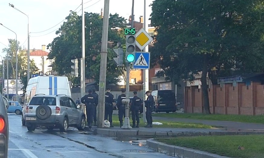 Задержание группой ОМОНА автомобиля Chevrolet Niva на Выборгском шоссе. ДТП на Выборгском шоссе