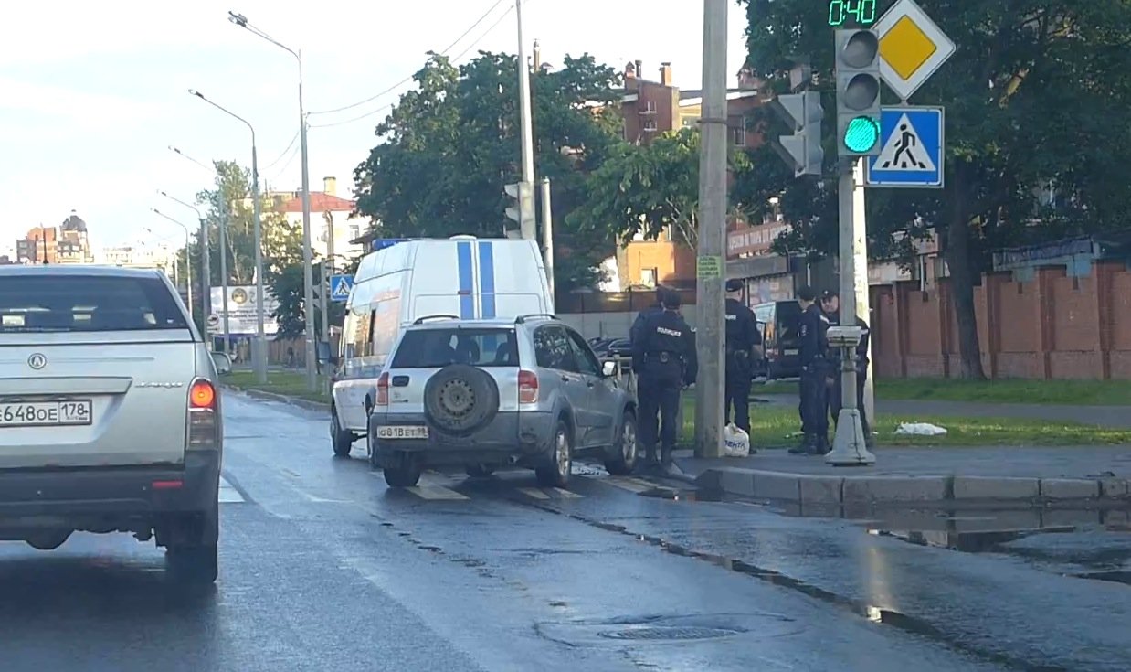 Задержание группой ОМОНА автомобиля Chevrolet Niva на Выборгском шоссе. ДТП на Выборгском шоссе