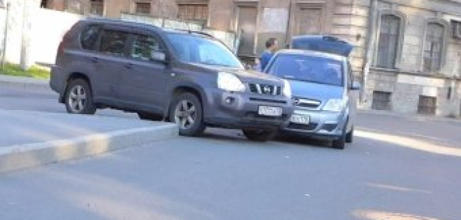 Nissan X-Trail и Opel Meriva столкнулись на Лесном проспекте (Академика Лебедева)