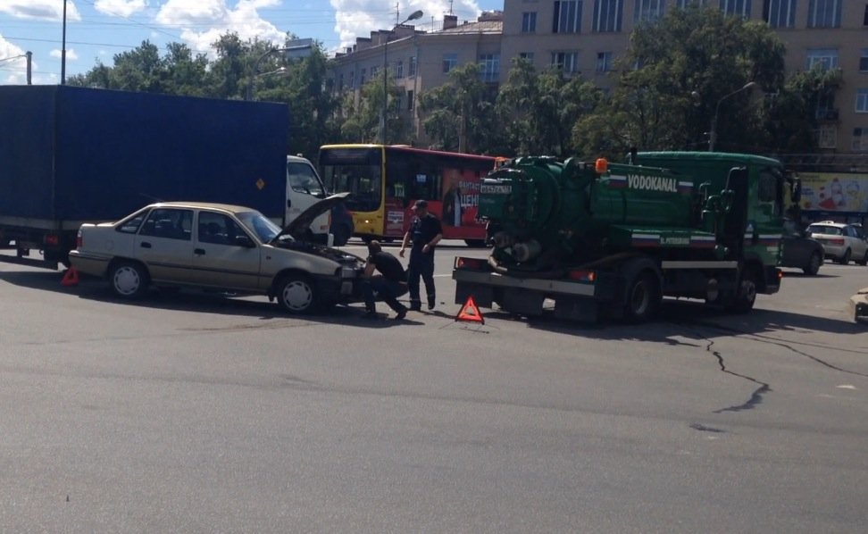 Автоцистерна "Водоканала" оторвал передний бампер у Daewoo Nexia на Черной речке ДТП на Ланском шоссе