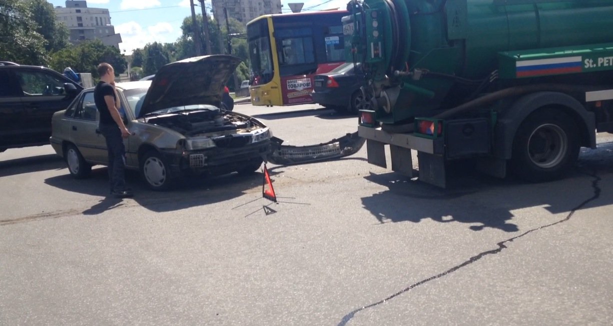 Автоцистерна "Водоканала" оторвал передний бампер у Daewoo Nexia на Черной речке ДТП на Ланском шоссе