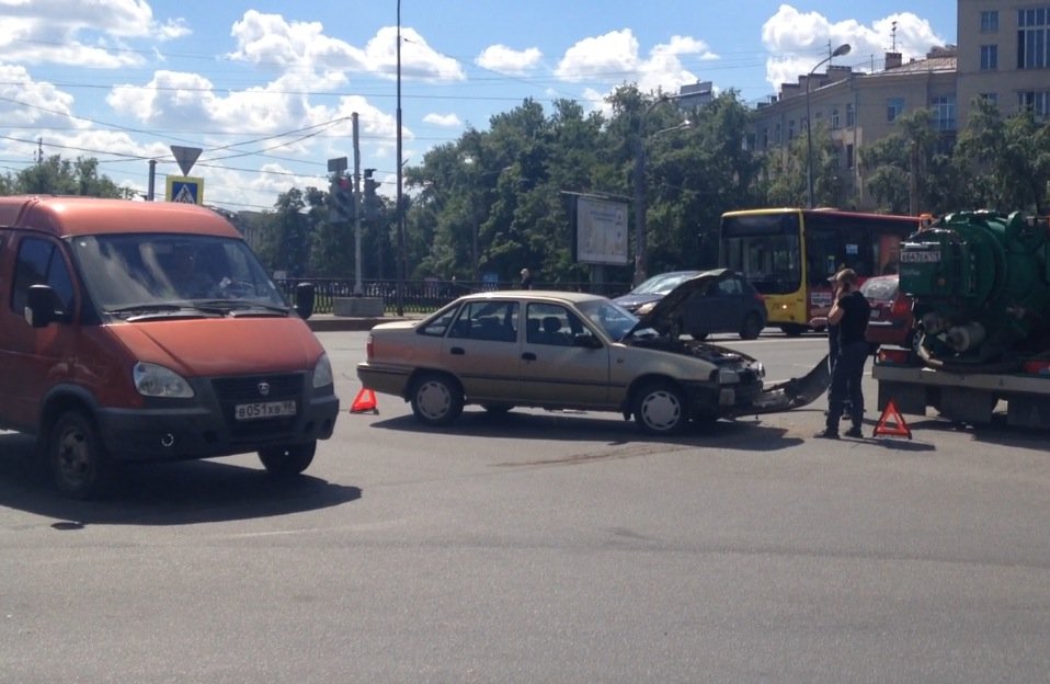 Автоцистерна "Водоканала" оторвал передний бампер у Daewoo Nexia на Черной речке ДТП на Ланском шоссе