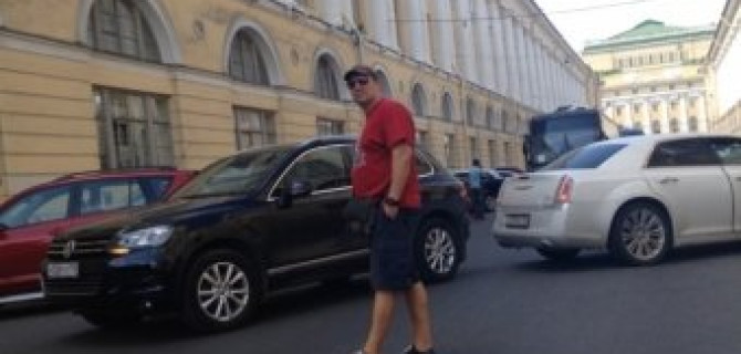 Белый Cadillac , отъезжая от поребрика въехал в тоже отъезжающий, но с другой стороны улицы, Volkswagen Touareg