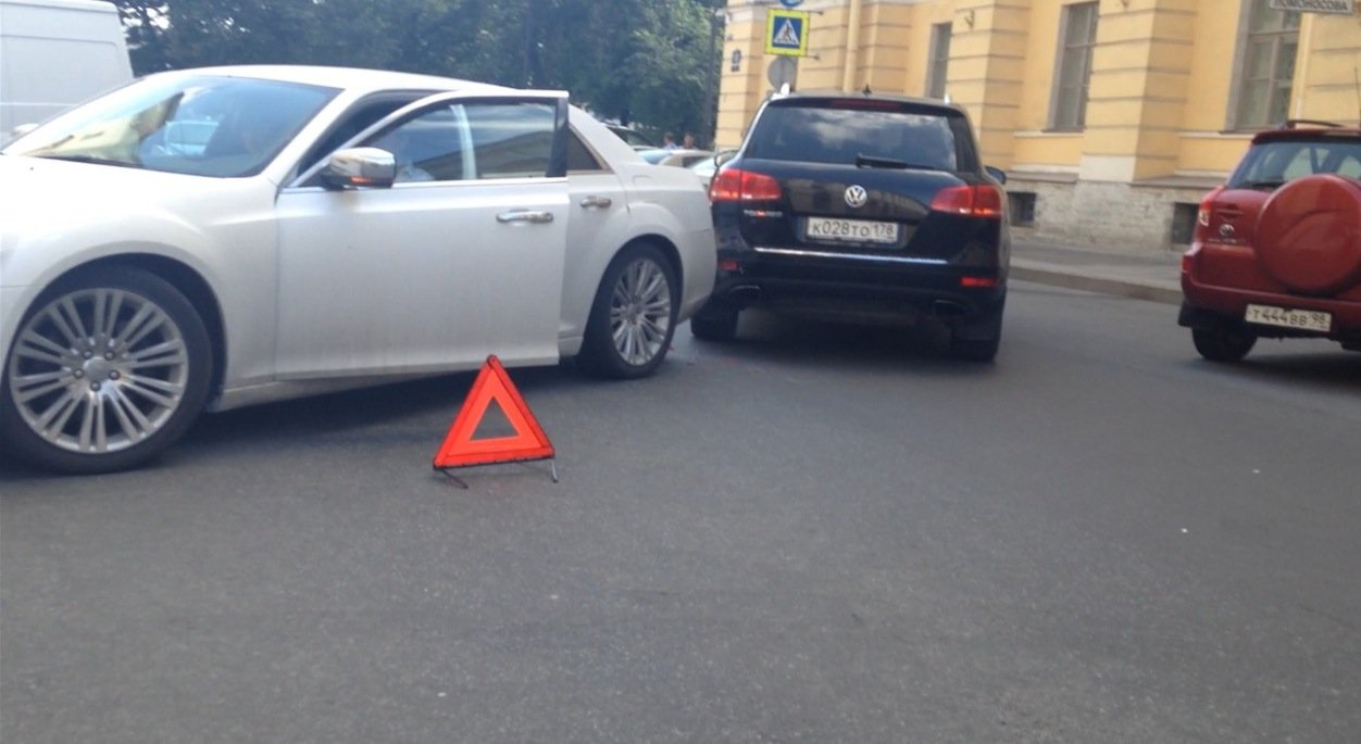 Белый Cadillac , отъезжая от поребрика въехал в тоже отъезжающий, но с другой стороны улицы, Volkswagen Touareg ДТП на улице Зодчего