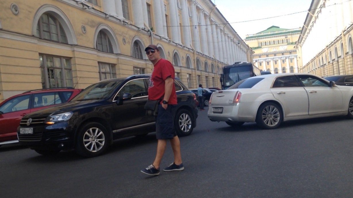 Белый Cadillac , отъезжая от поребрика въехал в тоже отъезжающий, но с другой стороны улицы, Volkswagen Touareg ДТП на улице Зодчего