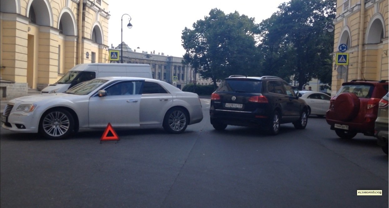 Белый Cadillac , отъезжая от поребрика въехал в тоже отъезжающий, но с другой стороны улицы, Volkswagen Touareg ДТП на улице Зодчего