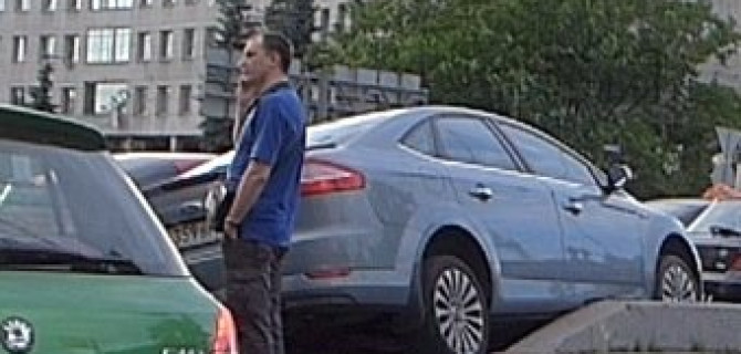 Автомобиль "Форд Мондео" повис на поребрике на мосту через реку Карповку 