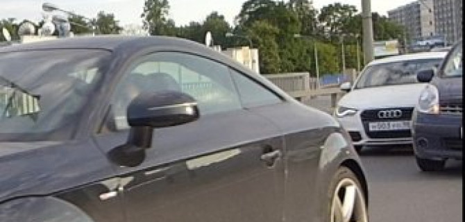 Сразу несколько автомобилей столкнулись на Кантемировском мосту.