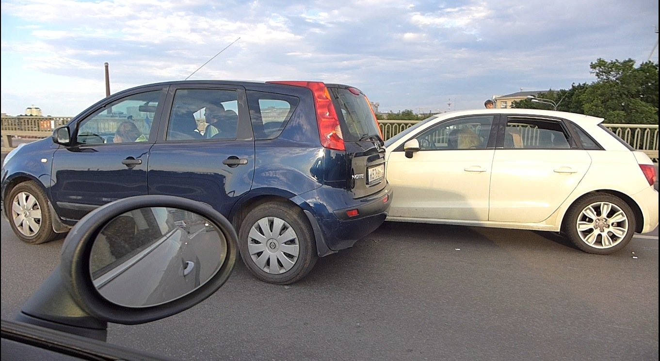 Сразу несколько автомобилей столкнулись на Кантемировском мосту. ДТП на Кантемировском мосту