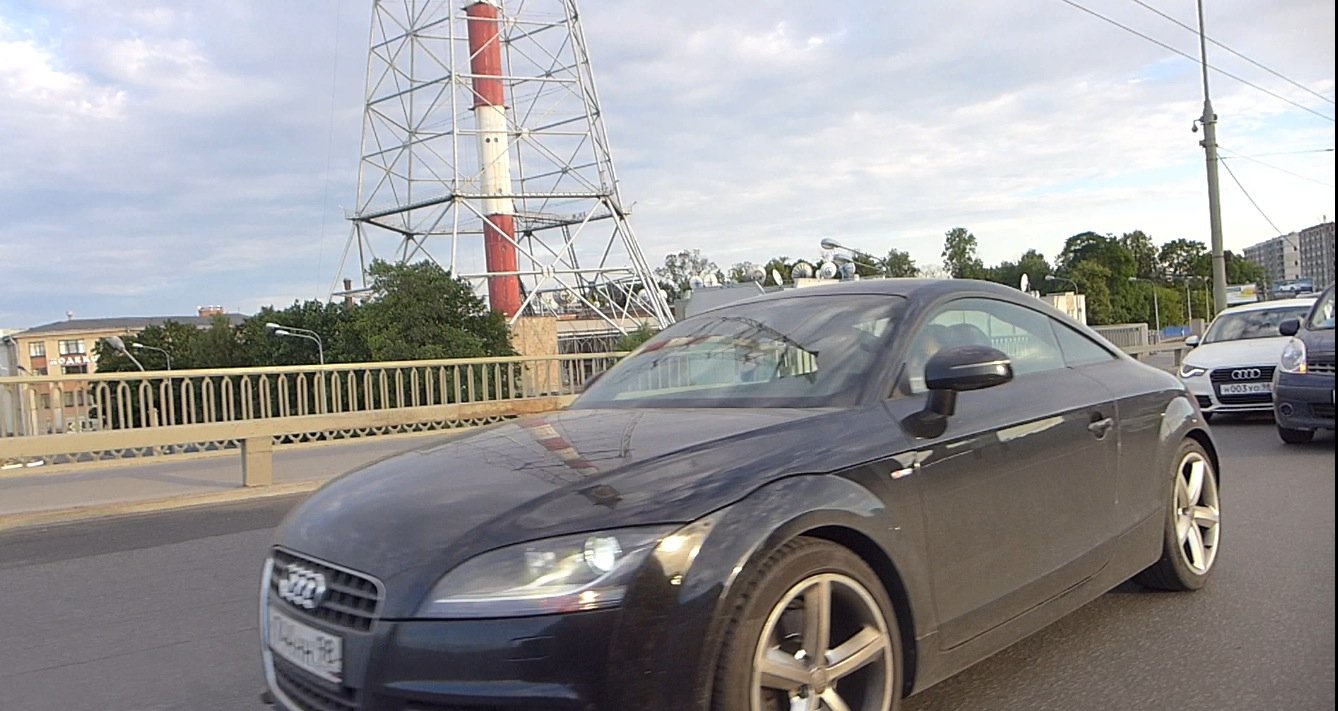 Сразу несколько автомобилей столкнулись на Кантемировском мосту. ДТП на Кантемировском мосту