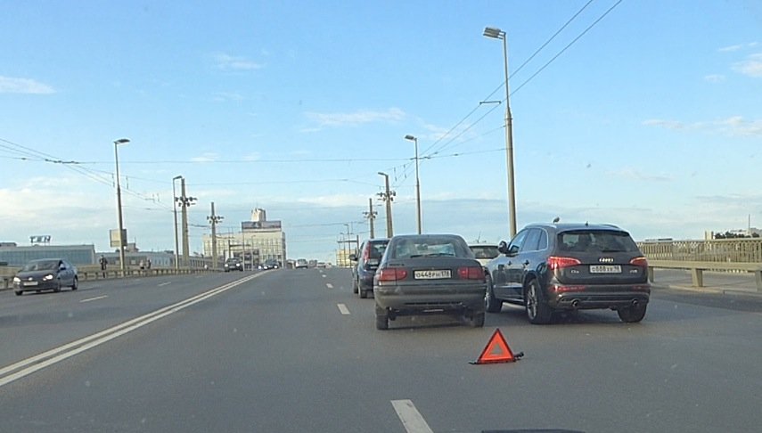 Сразу несколько автомобилей столкнулись на Кантемировском мосту. ДТП на Кантемировском мосту