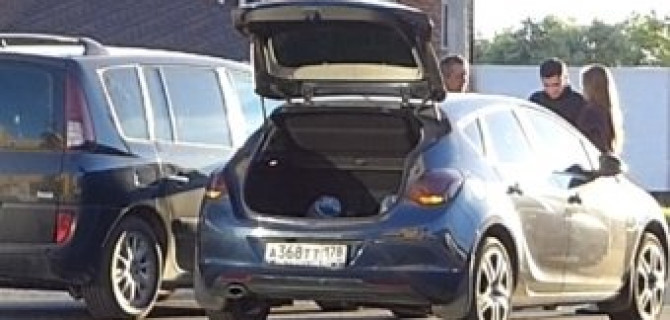 Торопливая девушка на "Опеле" навалилась на Renault Scenic  в рукаве на выезде от универмага