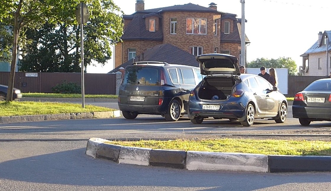 Торопливая девушка на "Опеле" навалилась на Renault Scenic в рукаве на выезде от универмага ДТП на Выборгском шоссе