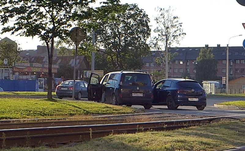 Торопливая девушка на "Опеле" навалилась на Renault Scenic в рукаве на выезде от универмага ДТП на Выборгском шоссе