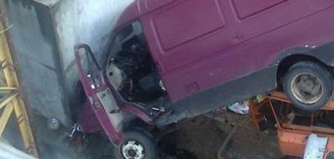 В Белоруссии микроавтобус Газель свалился с строящегося моста с высоты 7 метров. 