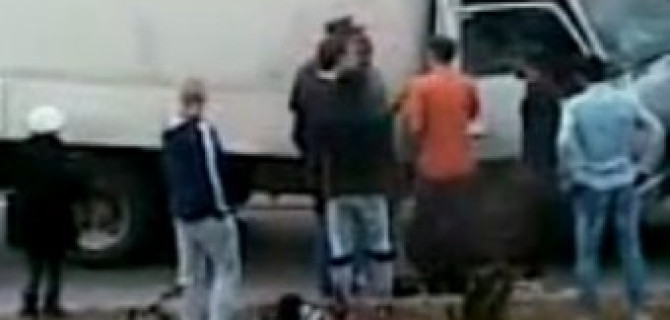 Наезд грузовика на иномарку и последующая драка на месте ДТП 