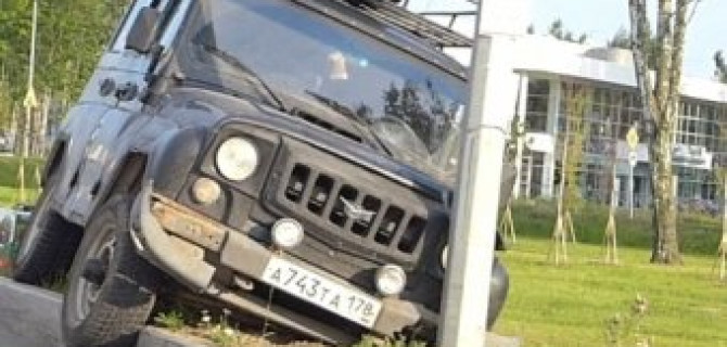 ДТП в Лахте - внедорожник УАЗ ПАТРИОТ крепко "сел" на поребрик 