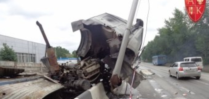 Длинномерная фура МАЗ наехала на разделительный барьер в Новосибирске