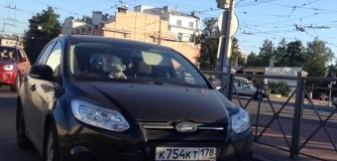 Две иномарки у станции метро Выборгская не  вписались в проезжую часть 