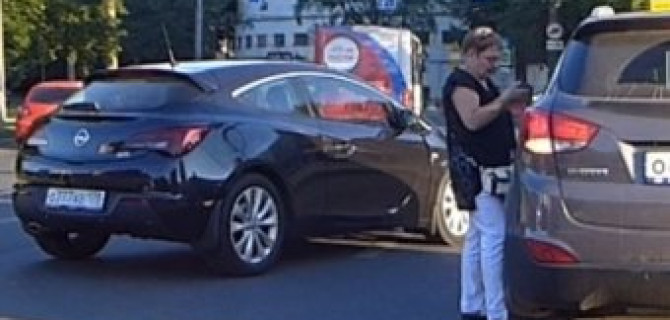 Проскочить не удалось! Модный "Опель Астра" с номерами 777 потерял передний бампер