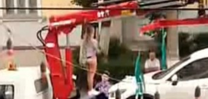 Что только не сделаешь для спасения эвакуируемой машины - стриптиз в Туле