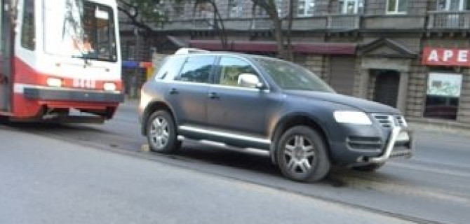 Очередная авария на трамвайных путях на проспекте Энгельса с участием Volkswagen Touareg